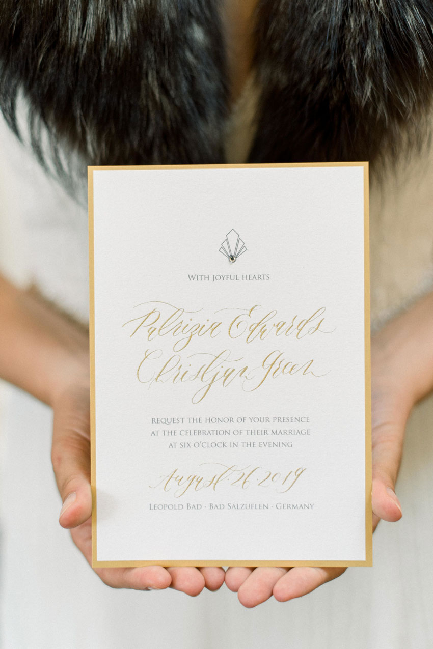 Hochzeitseinladung mit goldener Kalligrafie