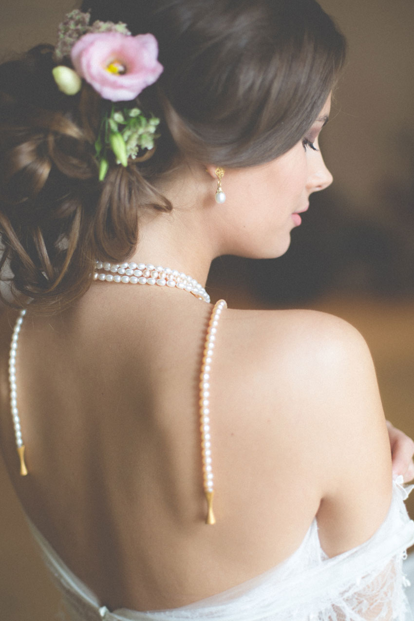 Rückenansicht der eleganten Braut
