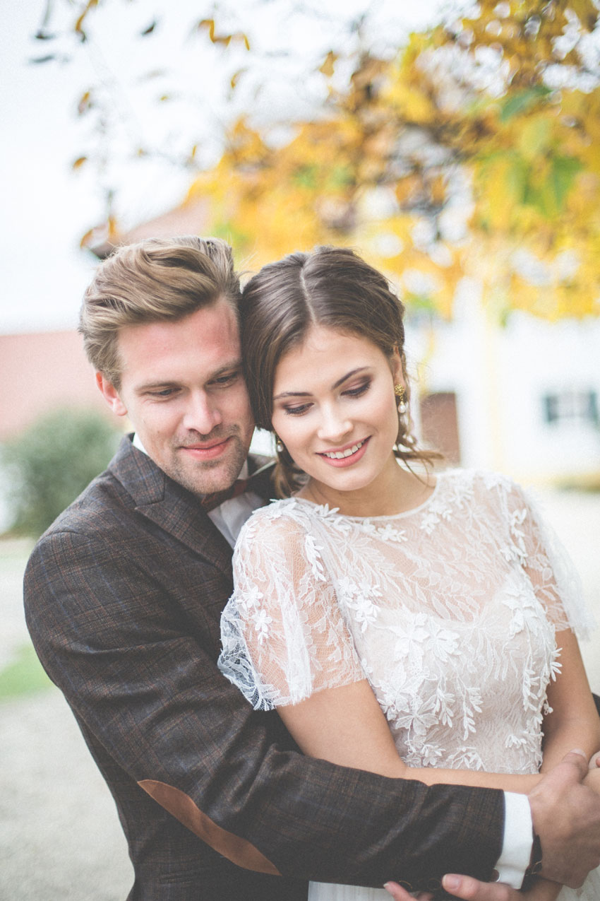 Elegante Landhochzeit Brautpaar Umarmung