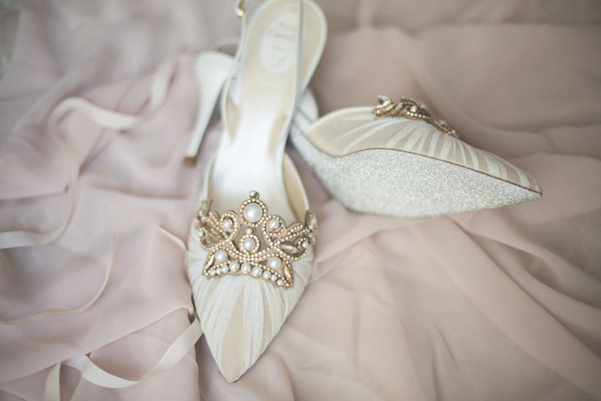 Elegante Landhochzeit Brautschuhe
