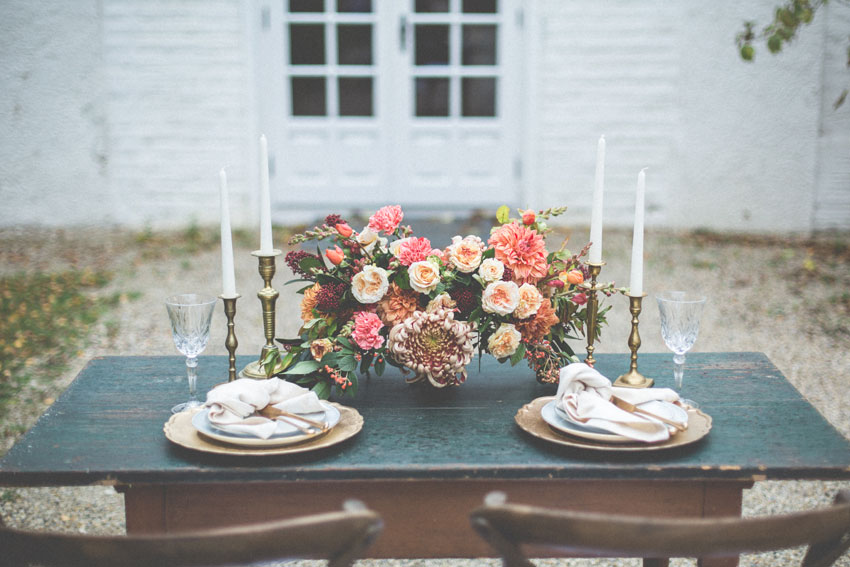 Elegante Tischdekoration für eine Landhochzeit