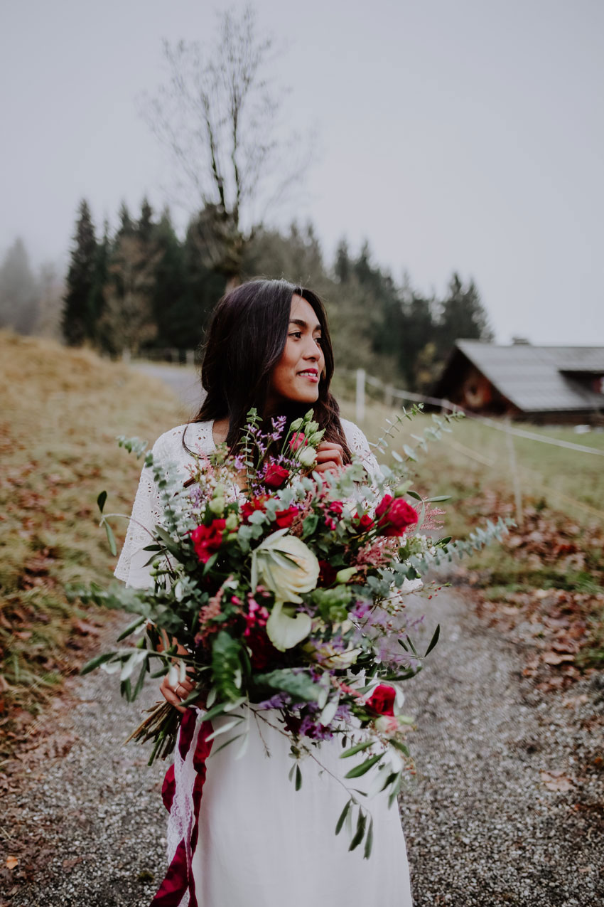 Boho Braut mit Blumenstrauss