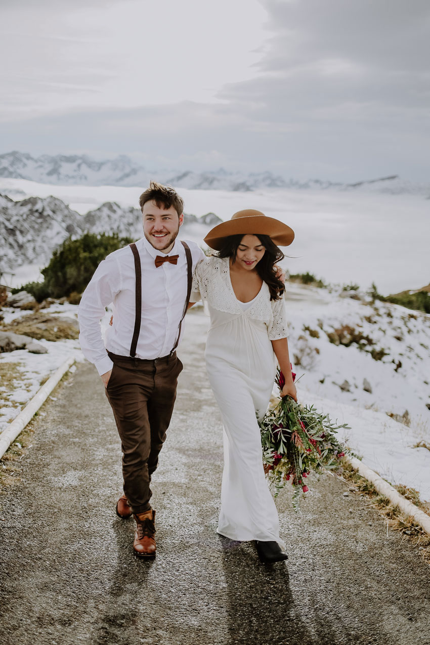 Boho Brautpaar auf einem Berg