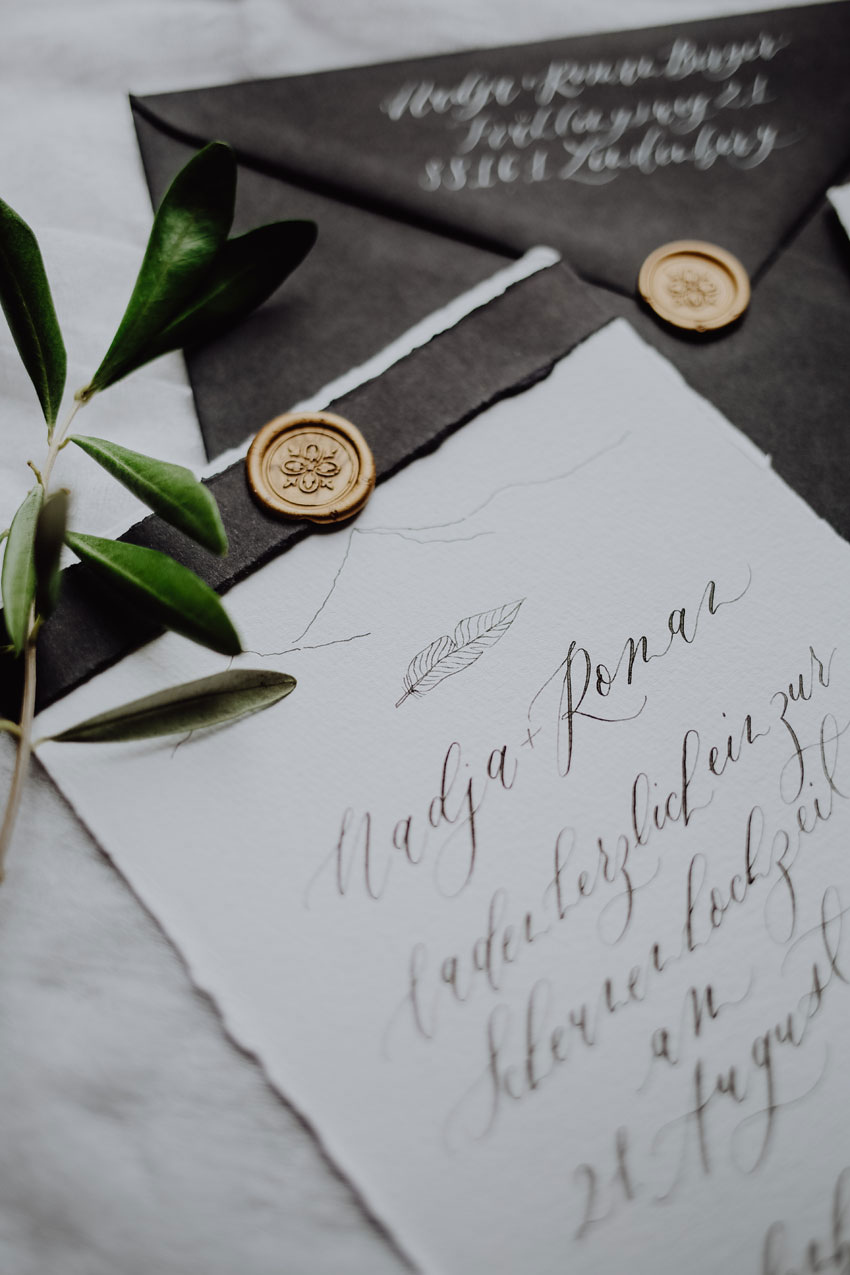 Boho Hochzeitseinladung mit einem Siegel