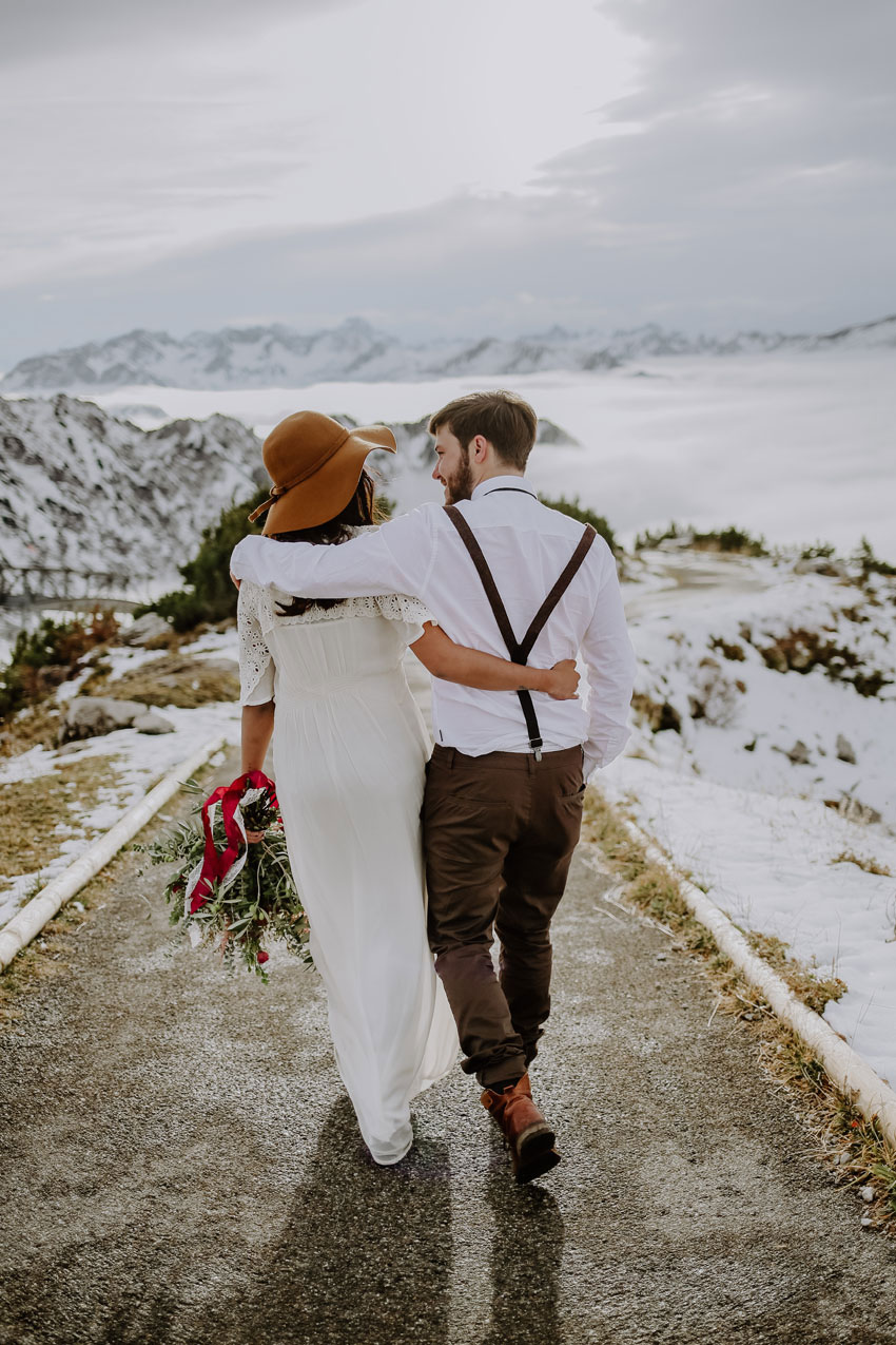 Boho Hochzeitspaar auf einem Berg