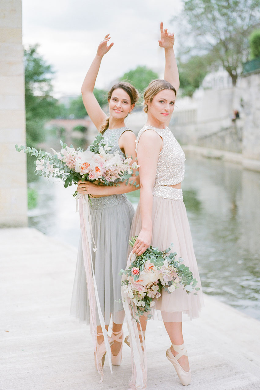 Fine Art Ballerinas mit Blumen am Fluss
