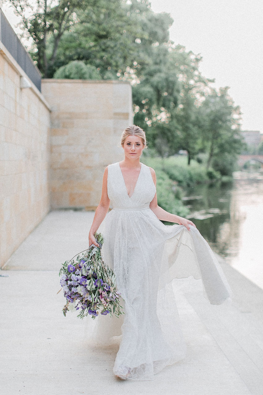 Fine Art Braut mit Blumenstrauss