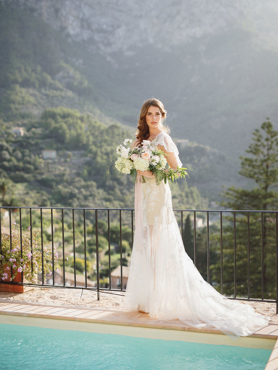 Mallorca Hochzeit Braut am Pool