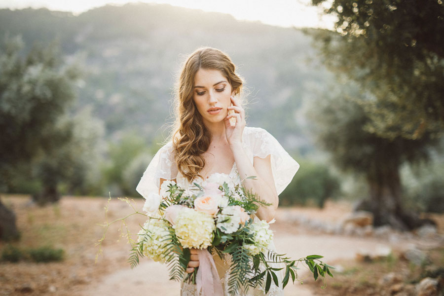 Mallorca Hochzeit Braut mit Blumen