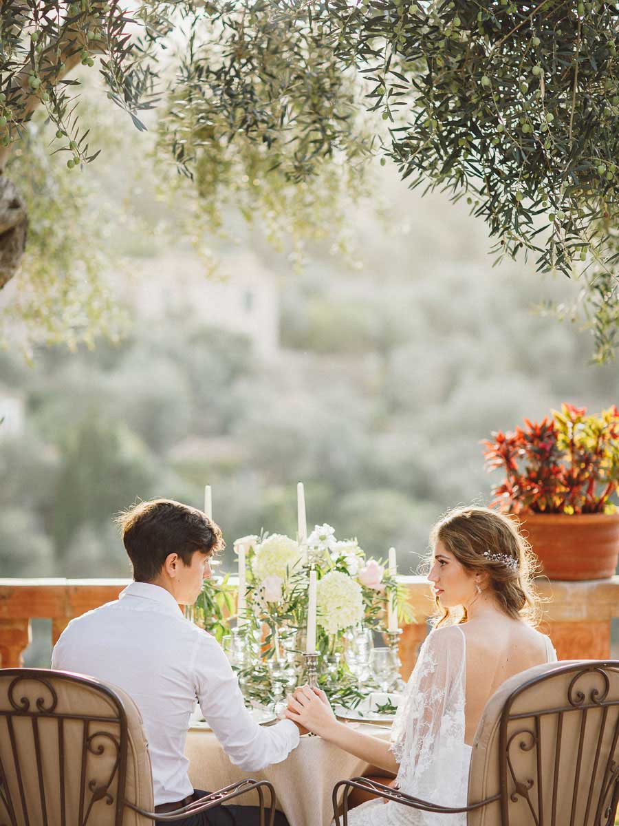 Mallorca Hochzeit Brautpaar am Tisch
