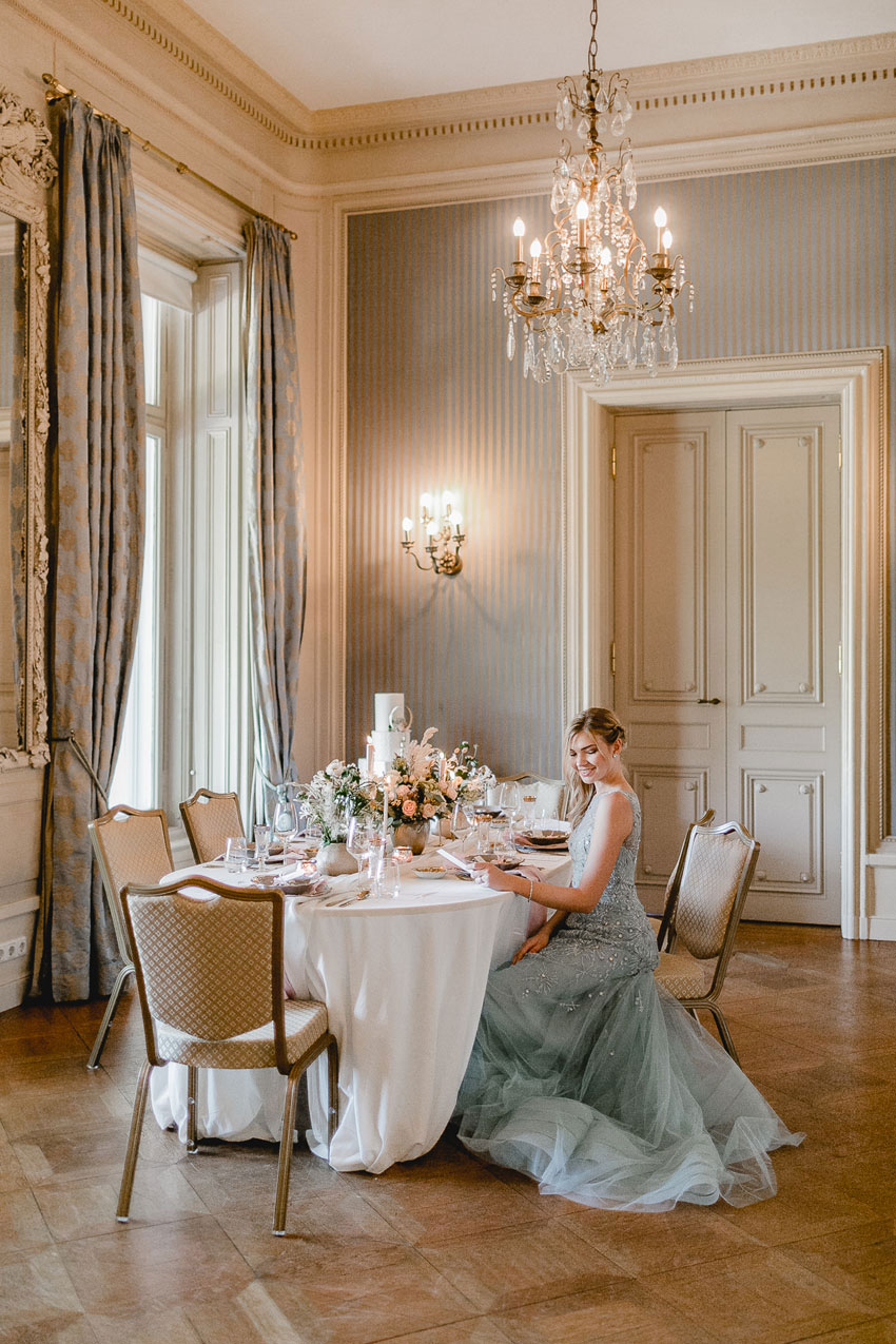 Villa Rothschild Braut am Tisch