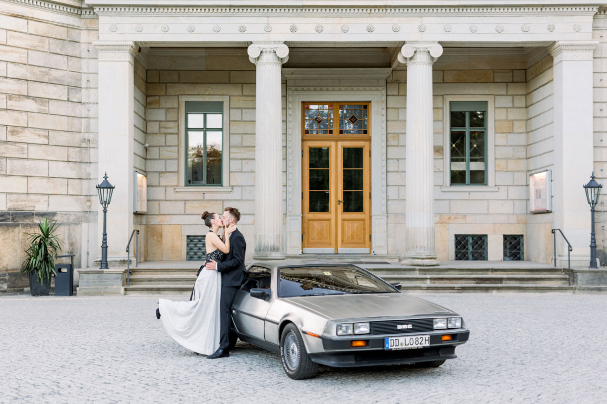 Brautpaar vor Delorean