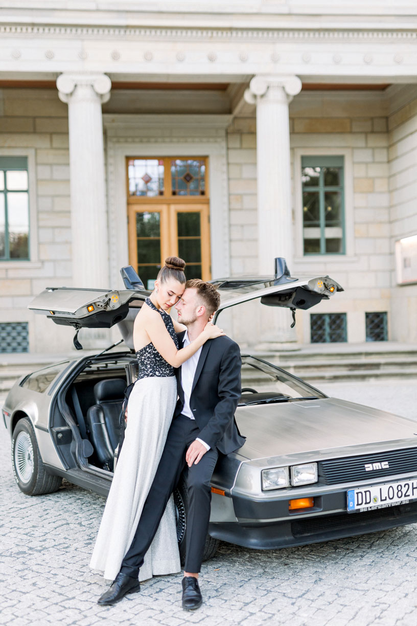 Brautpaar vor Delorean