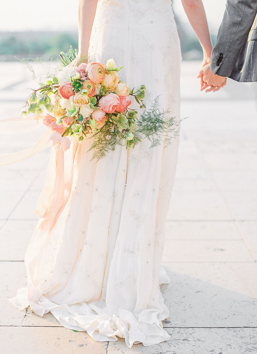 Paris Hochzeit Braut mit Blumenstrauss