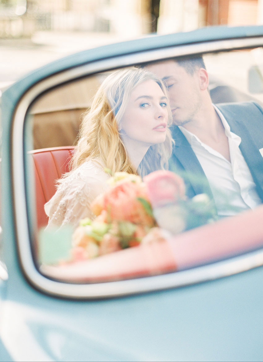Paris Hochzeit - Brautpaar im Porsche