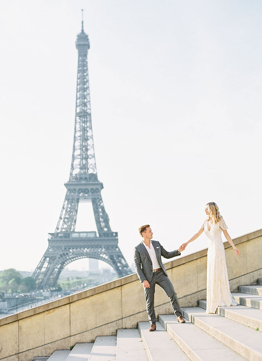 Paris Hochzeit Brautpaar vor dem Eiffelturm