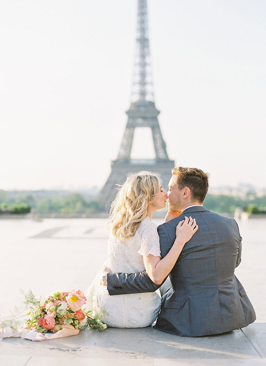 Paris Hochzeit - Brautpaar vor Eiffelturm