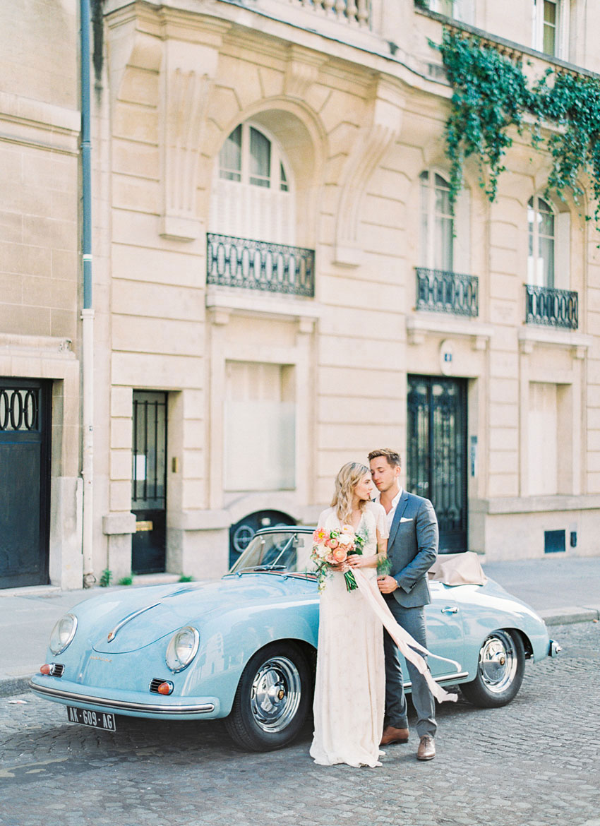 Paris Hochzeit - Brautpaar vor Porsche