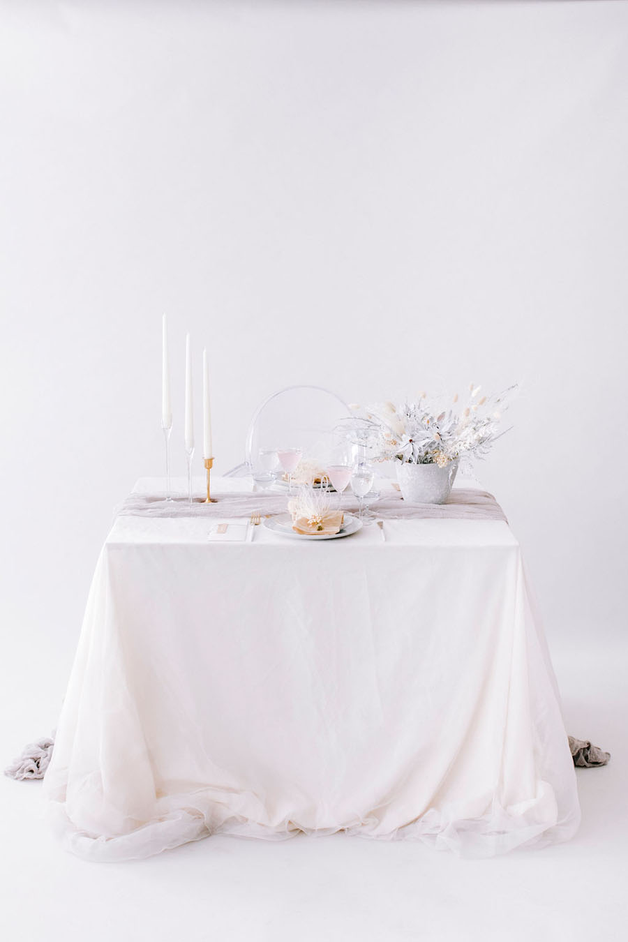Minimalistische Hochzeitstafel-Inspiration