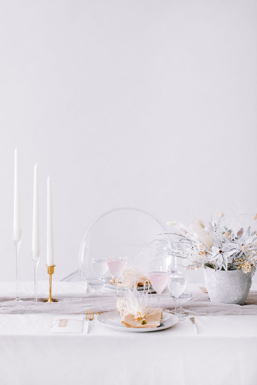 Minimalistische stylische Hochzeitstafel