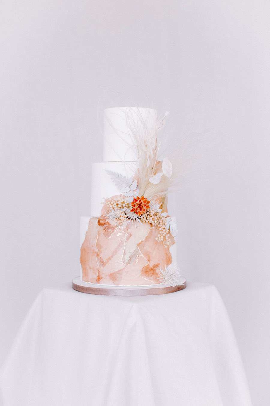 Moderne Hochzeitstorte mit Trockenblumen