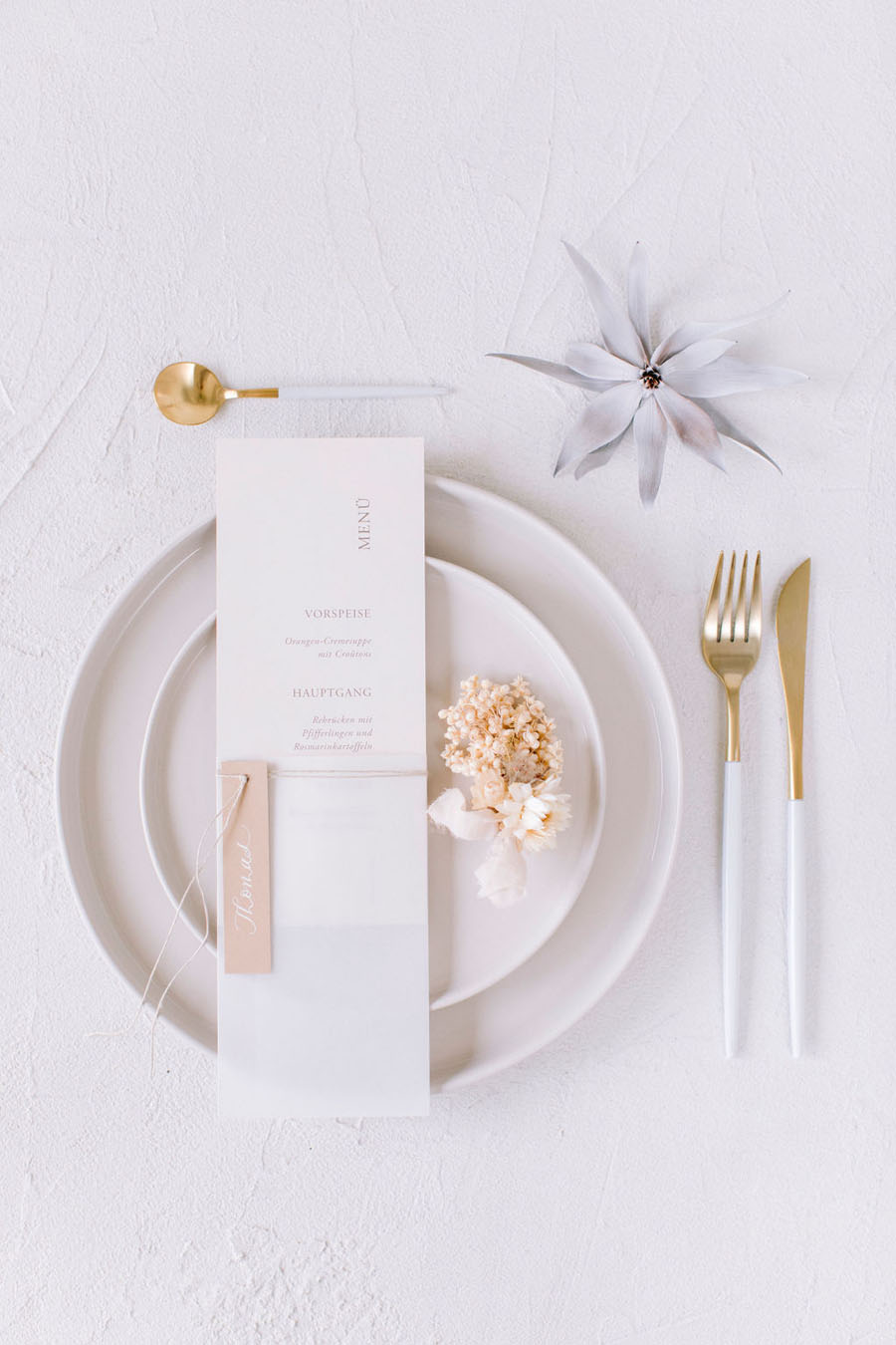 Modernes Hochzeitsmenü mit Transparent