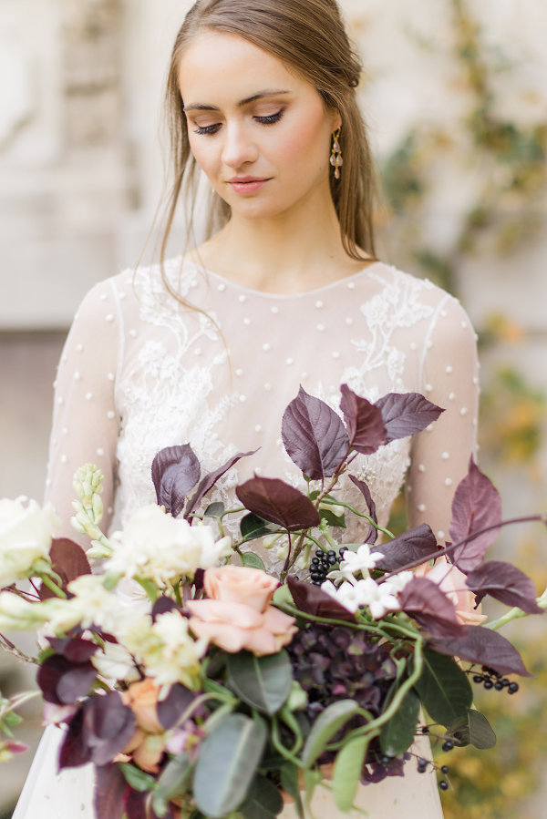 Braut mit Blumen auf Schloss Roskow